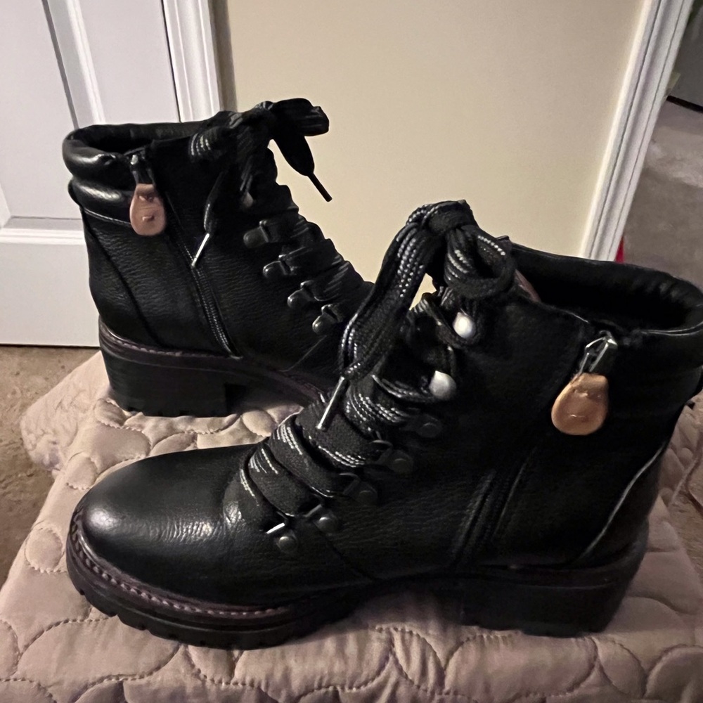 Gentle Souls Black Lace Up Boots Sz.8 - Picture 2 of 4
